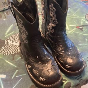 Boots of black embroidered leather with rhinestones for women. “Fat baby“